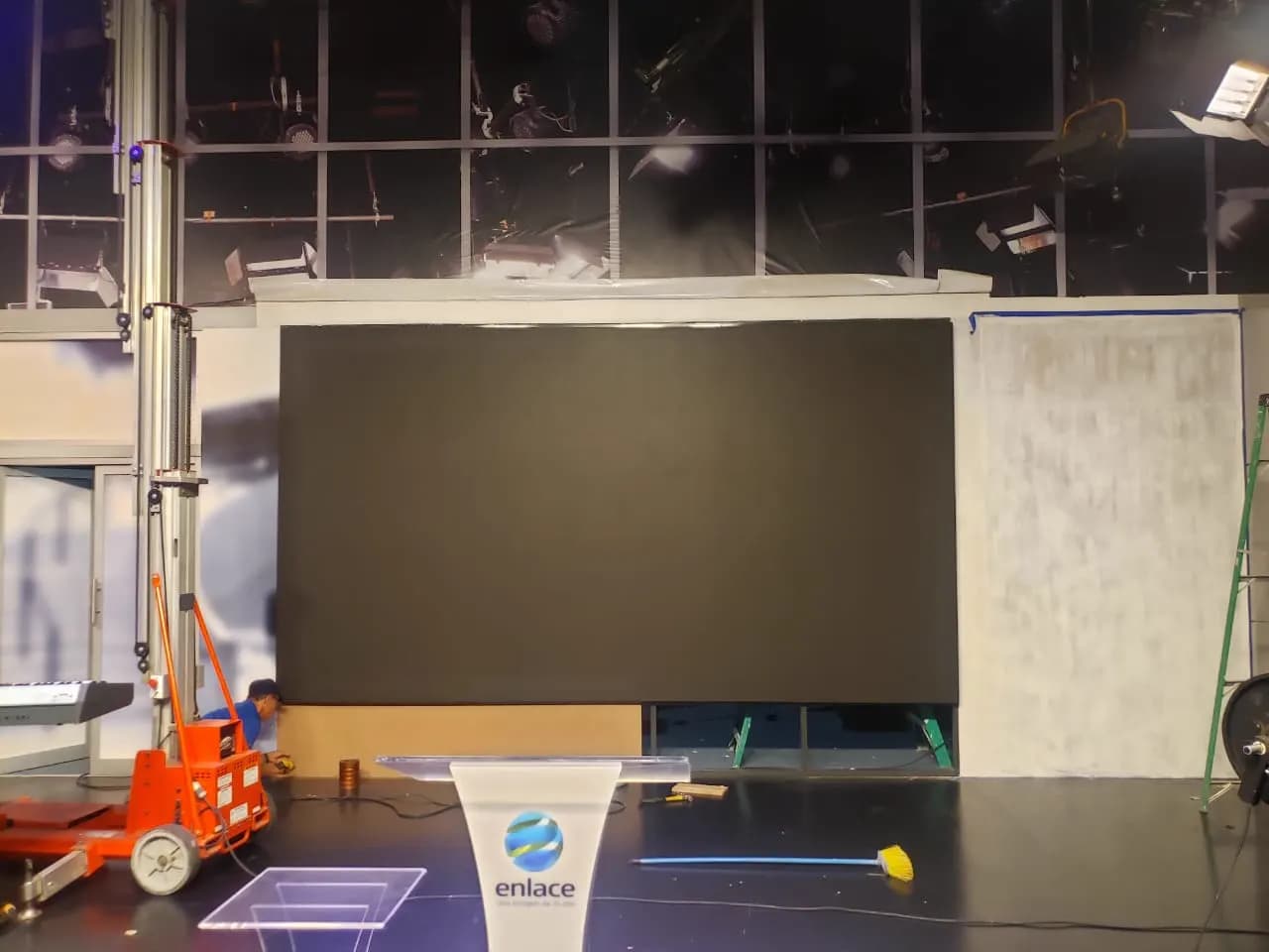 Enlace TV, Costa Rica — instalación LED de SISTASA