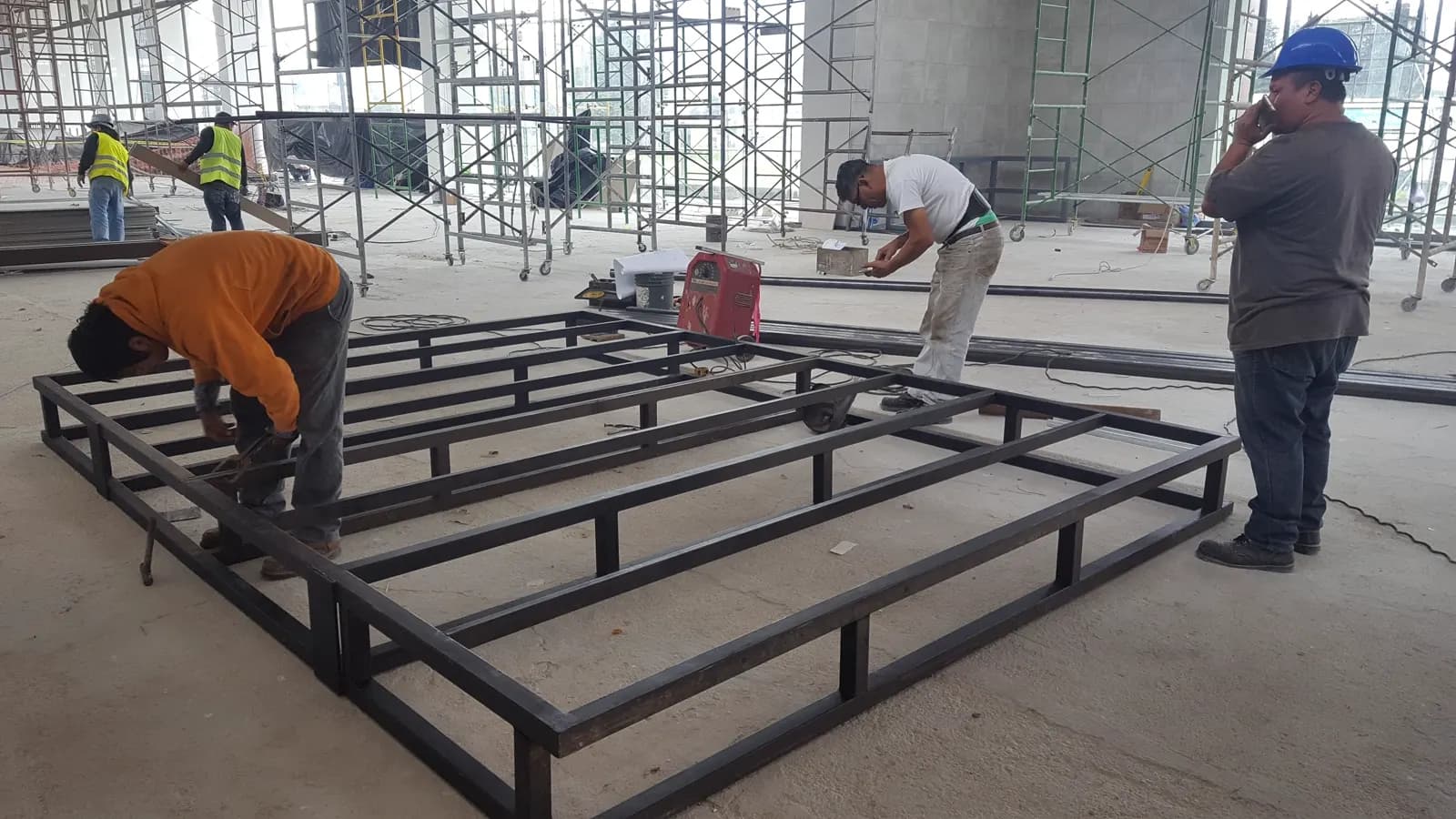 Centro comercial Interplaza Xela, Guatemala — instalación LED de SISTASA